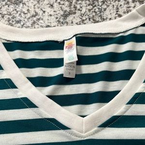 Short sleeve v neck shirt